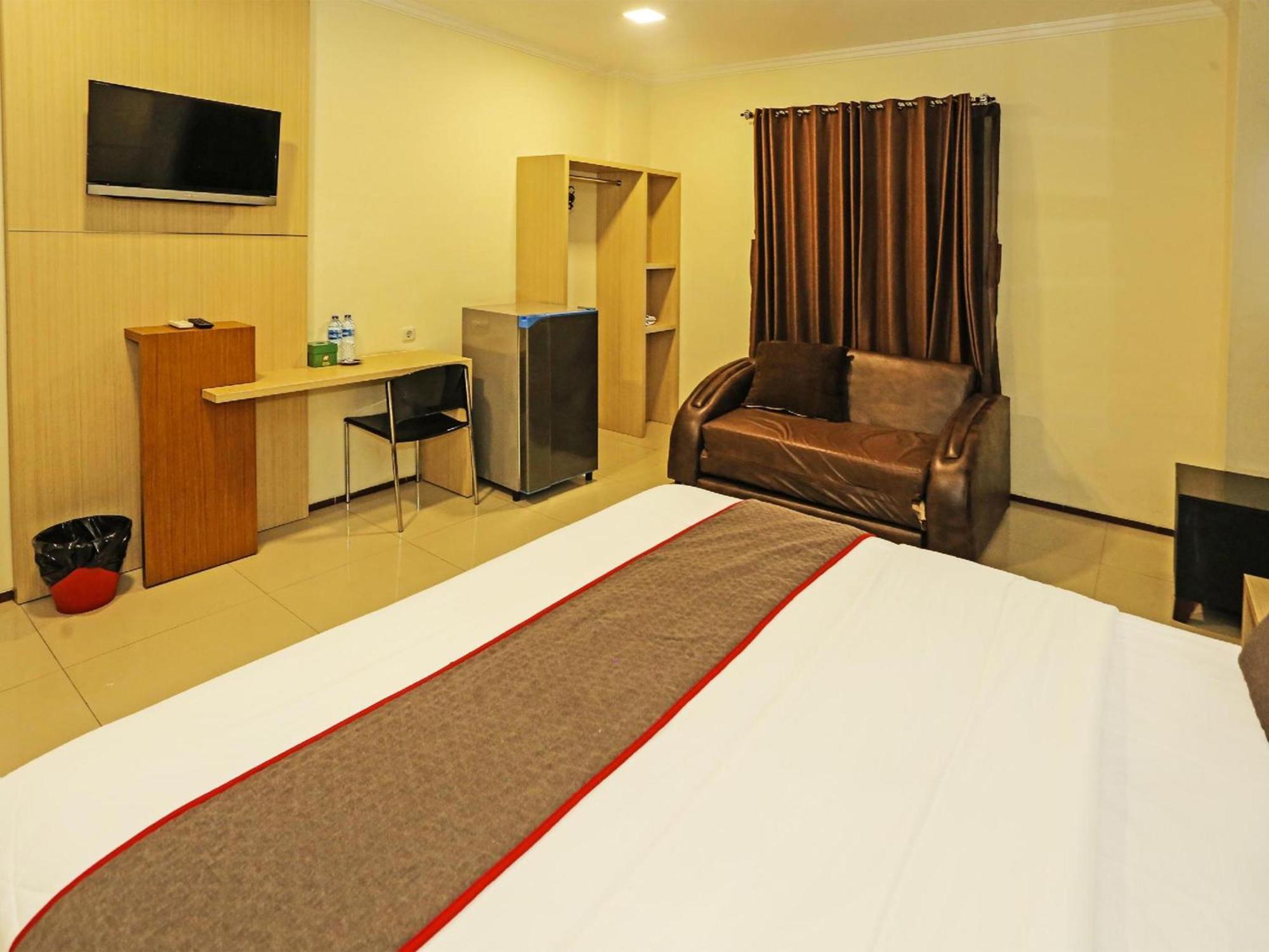 Super Oyo Townhouse Oak Hotel Fiducia Serpong Exterior photo