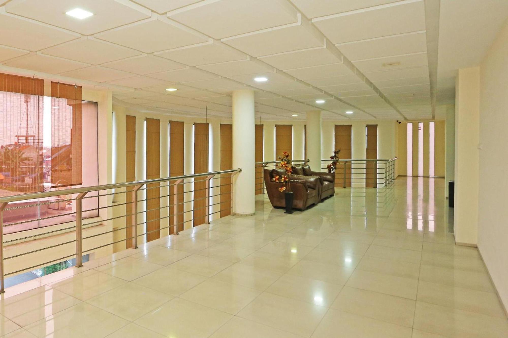 Super Oyo Townhouse Oak Hotel Fiducia Serpong Exterior photo