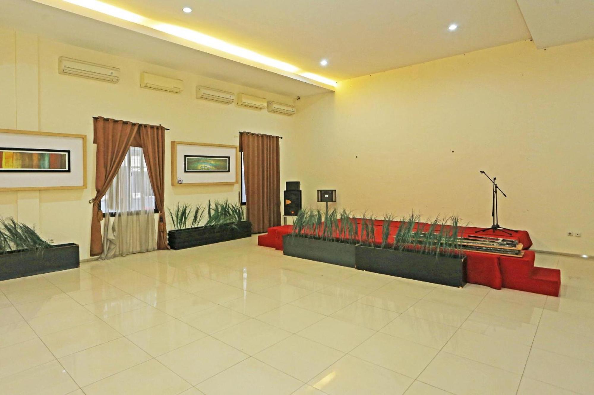 Super Oyo Townhouse Oak Hotel Fiducia Serpong Exterior photo