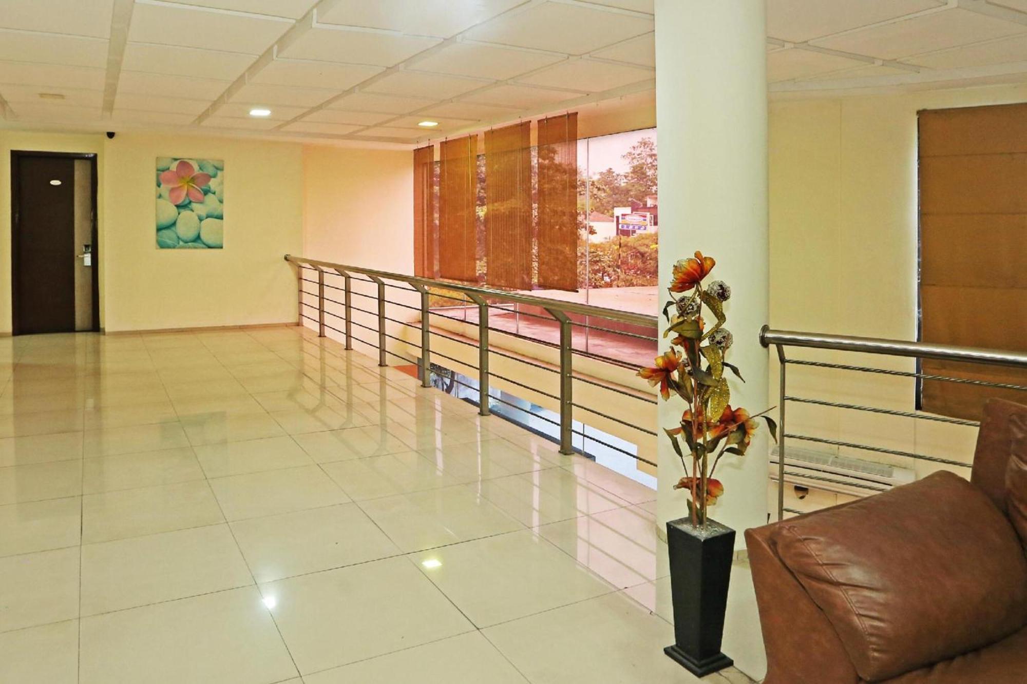 Super Oyo Townhouse Oak Hotel Fiducia Serpong Exterior photo
