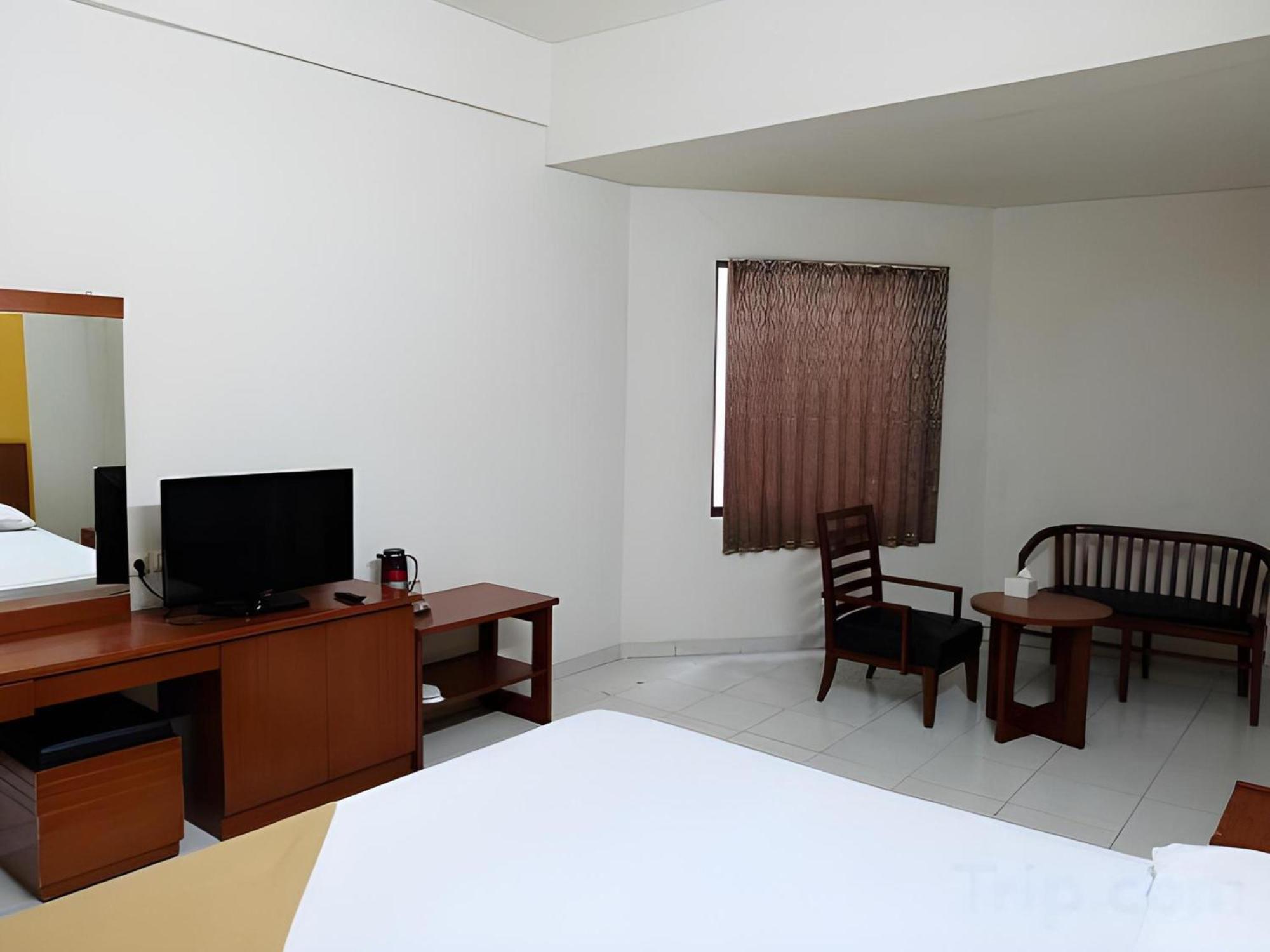 Super Oyo Townhouse Oak Hotel Fiducia Serpong Exterior photo